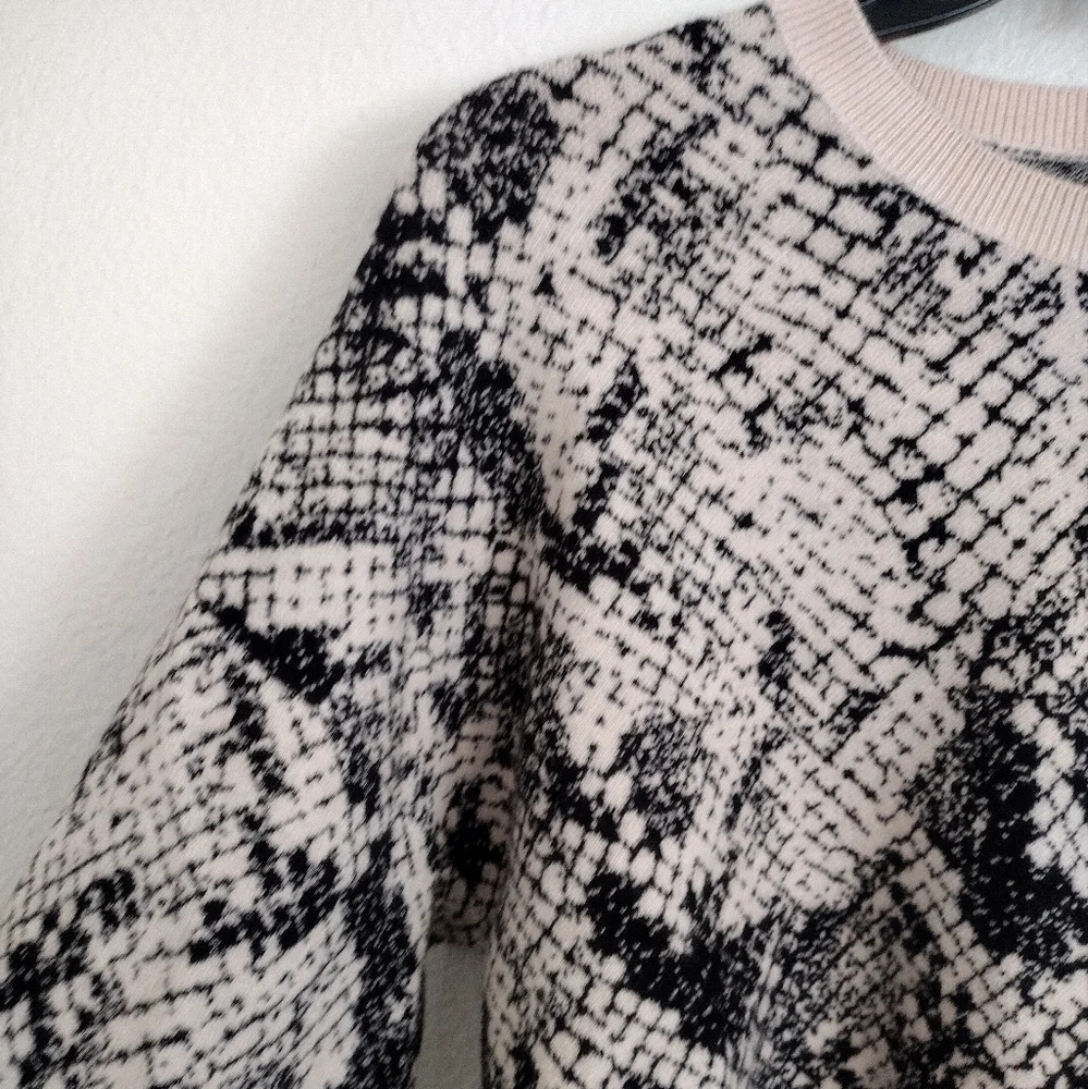 Guess Tamelia Black Cream Animal Print Cropped Sweater Size Large - Picture 7 of 15